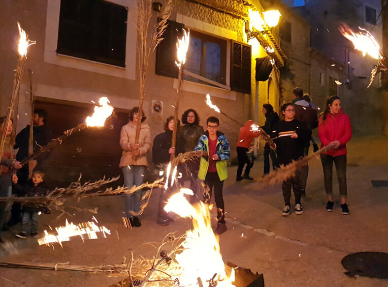 Les faies davant un fogueró