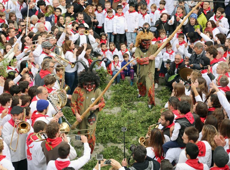 Els dimonis rompent la creu